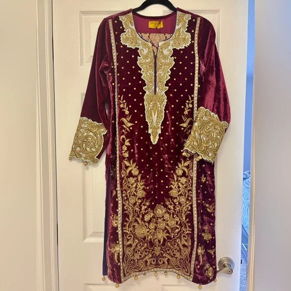 Sana Safinaz Velvet Embroidered Maroon and Gold Shalwaar Kameez - Picture 3 of 6